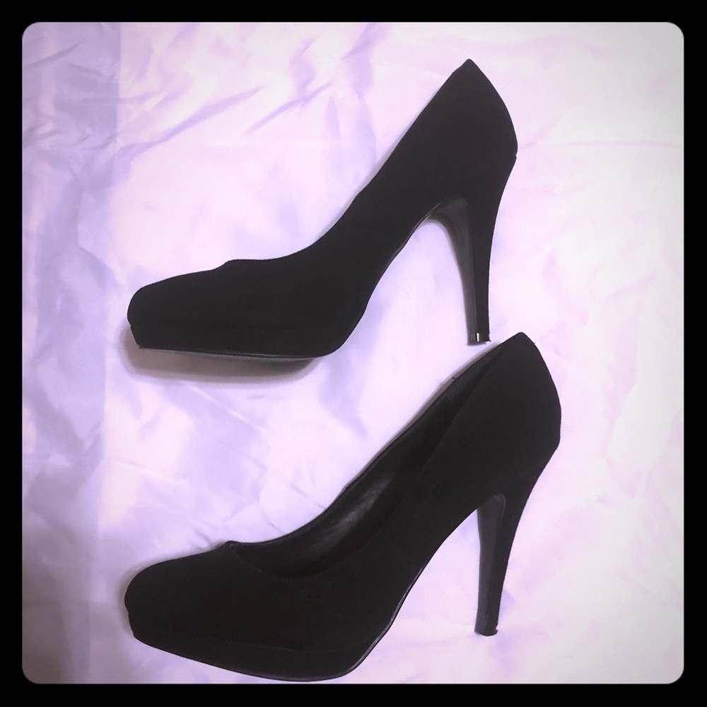 Black platform round toe pumps